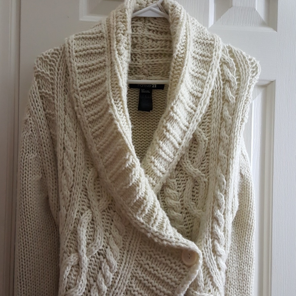 ** Sweater** - Picture 2 of 7